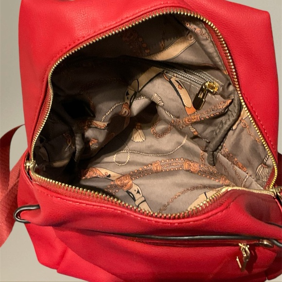 Red backpack - Picture 4 of 6